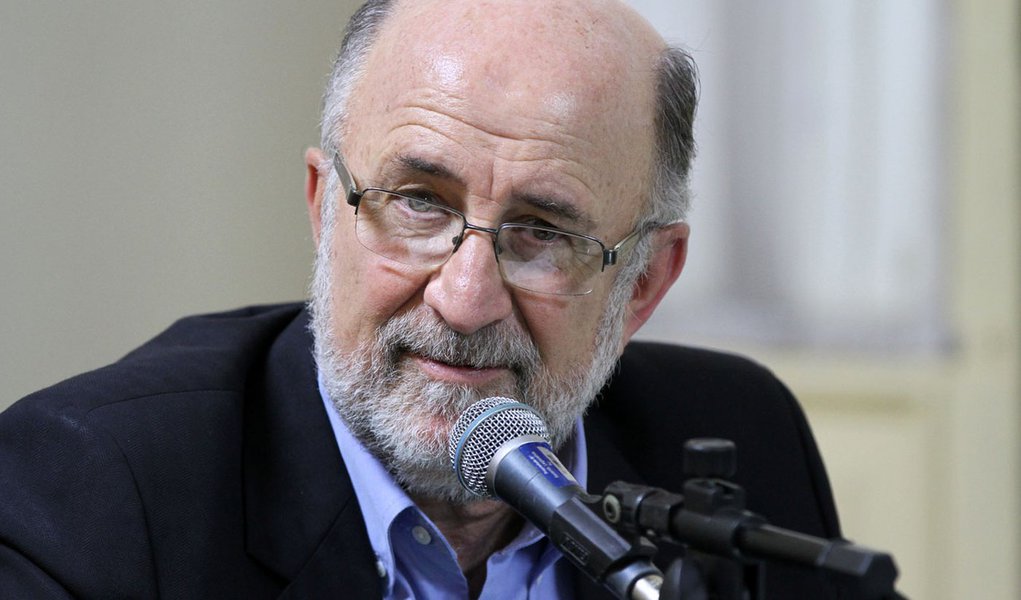 O deputado estadual Paulo Corrêa Rocha (PSDB) fez um levantamento feito no Sistema de Acompanhamento Financeiro do Estado (Siafem) apontando que a dívida do estado é de R$ 2,9 bilhões, sendo R$ 1 bilhão com restos a pagar do ano passado e R$ 1,9 bilhão com serviços já executados no primeiro trimestre deste ano, mas que ainda não foram pagos; segundo o governo, crise na Petrobras, queda nos preços do barril do petróleo e desaceleração do crescimento afetam as finanças do estado