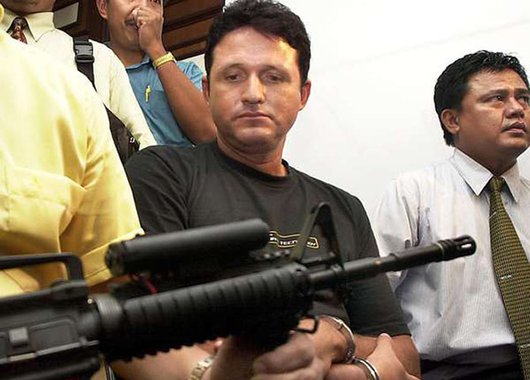 Para ajudar a entender o desprezo do governo da Indonésia pelos direitos humanos, ao executar um traficante brasileiro, vale a pena visitar um trecho da história recente daquele país, feita de sangue, suor e lágrimas