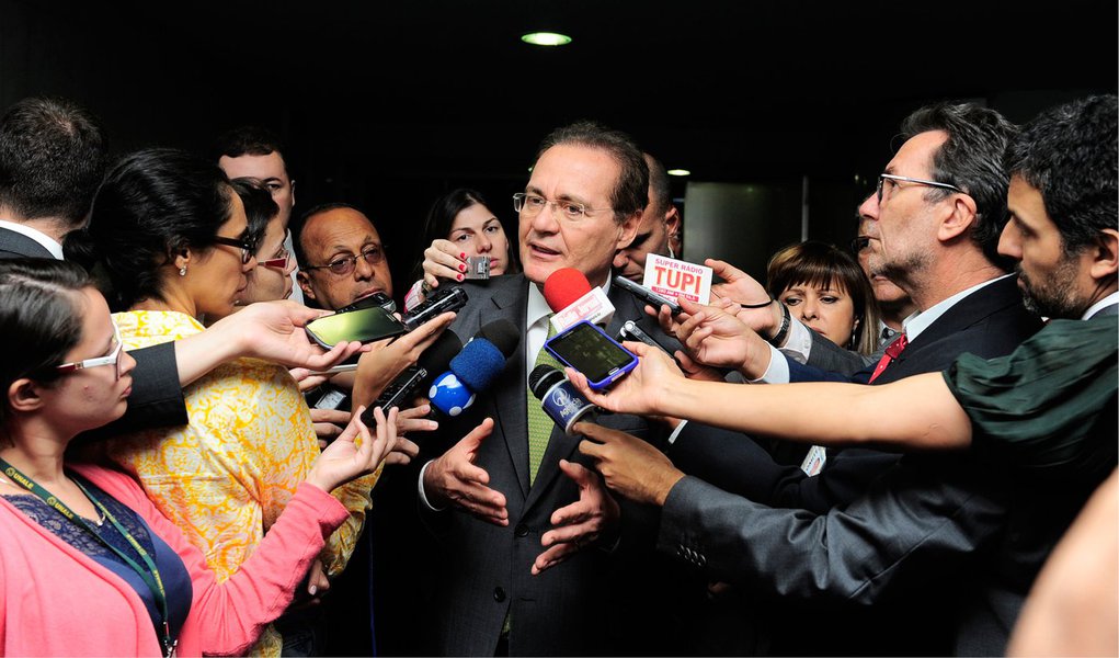 O presidente do Congresso Nacional, Renan Calheiros (PMDB), anunciou nesta terça (23) que vai apresentar uma proposta de emenda à Constituição (PEC) para que seja criada uma autoridade fiscal, encarregada de fiscalizar e denunciar gastos excessivos do governo; "Amanhã mesmo eu vou apresentar uma PEC que cria a Autoridade Fiscal Independente. É para fazer acompanhamento durante a execução da política fiscal, para não acontecer essas coisas com as quais nós estamos tendo que conviver: pedaladas. Tem que buscar definitivamente uma qualidade para o superávit, tem que dar qualidade ao gasto público”, disse; ele explicou que a figura da autoridade terá um mandato e será ligada ao Legislativo