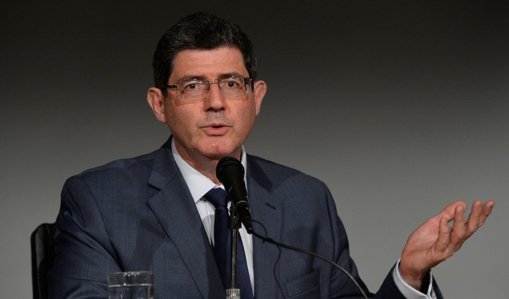 Ministro da Fazenda, Joaquim Levy, disse que a presidente assumiu um risco de popularidade ao tomar medidas que "são necessárias para o país voltar a crescer"; "O Brasil precisa de reformas rápido, sem populismos fáceis. O governo tomou a responsabilidade e assumiu o custo de popularidade para fazer o necessário para o país voltar a crescer. A presidente assume esse risco sem temor", afirmou