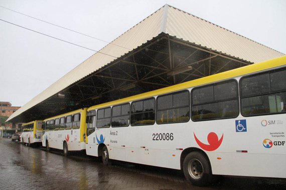 Com objetivo de minimizar o impacto sofrido pela população durante as greves do setor rodoviário, a Secretaria de Estado de Mobilidade concluiu a redação de uma portaria que permitirá o remanejamento emergencial de veículos das operadoras que atuam nas cinco bacias de ônibus de Brasília; segundo o texto, que institui o Plano de Ação Emergencial do Sistema de Transporte Público Coletivo, as empresas serão obrigadas a deslocar os veículos para outras bacias, quando solicitadas, até o limite de 25% da frota, e serão remuneradas conforme os respectivos contratos de concessão