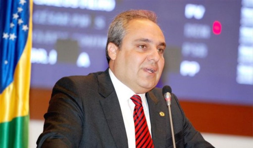 Deputado estadual e futuro Chefe da Casa Civil, Marcelo Tavares denunciou na Assembleia Legislativa, que alguns coronéis da Polícia Militar do Maranhão estão querendo boicotar o governo Flávio Dino (PC do B); segundo o parlamentar, foi lançado um Edital no site da PM-MA para a realização de um curso de dois anos fora do Estado; parlamentar diz que 50% dos atuais coronéis estariam inscritos para participar do curso de aprimoramento; "Esses coronéis querem boicotar o próximo Governo, querem mostrar insubordinação ao governador eleito do Maranhão Flávio Dino", afirmou