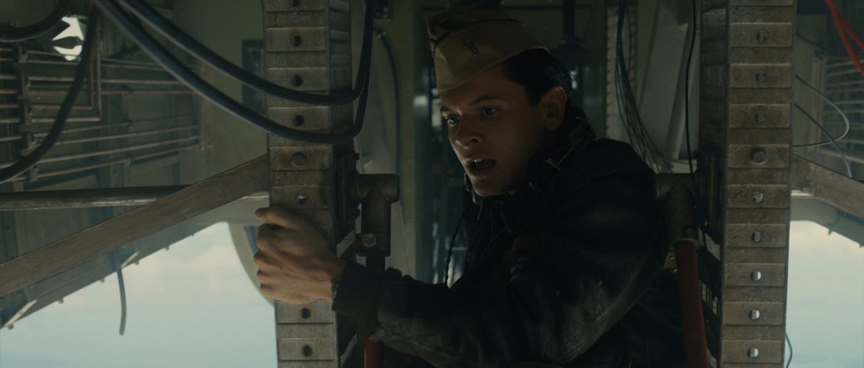 Drama que se passa na Segunda Guerra Mundial e é dirigido por Angelina Jolie terminou em primeiro nas bilheterias do dia de Natal em sua estreia, batendo um outro filme da temporada de final de ano, o conto de fadas moderno e musical "Caminhos da Floresta"