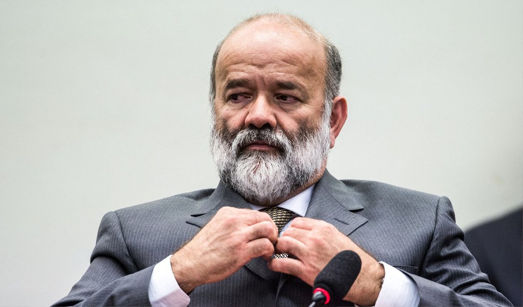 O advogado Luiz Flávio D'Urso, responsável pela defesa de João Vaccari Neto, criticou a decisão do juiz Sérgio Moro de manter o ex-tesoureiro do PT preso; para D'Urso, "é com estranheza que a Defesa recebe essa decisão, pois, mais uma vez, fica patente a absoluta impropriedade dessa prisão preventiva, porquanto não atende o que determina a lei processual pátria, nada a sustenta"
 