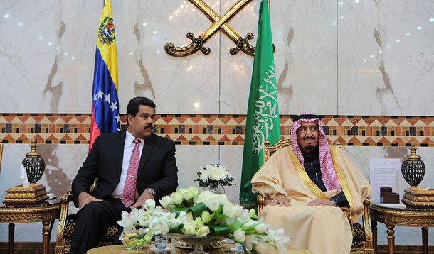 Presidente venezuelano, Nicolás Maduro, está em visita diplomática no país do Oriente Médio para discutir a queda do preço do petróleo, com o príncipe herdeiro da Arábia Saudita, Salman; ele também recebeu do líder supremo do Irã, o aiatolá Ali Khamenei, a promessa de ajudar a frear a derrubada