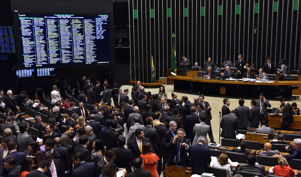 Deputados rejeitaram, por 233 votos a 184 e 5 abstenções, destaque do PSDB à Medida Provisória 665/14 que pretendia permitir o recebimento do salário-família juntamente com o seguro-defeso; esse foi o último destaque apresentado, que foi rejeitado assim como os anteriores; com o fim da análise dos destaques, a matéria será enviada para votação no Senado