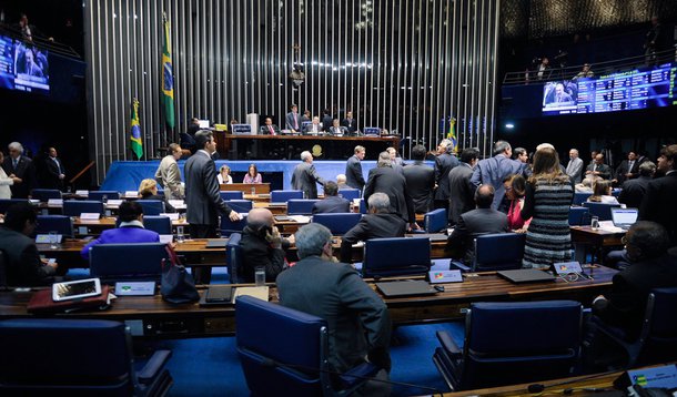 O Senado aprovou nesta quarta (27) a Medida Provisória 664/2014 que altera as regras para o recebimento do auxílio-doença e da pensão por morte, impondo carências e tempo de recebimento conforme a faixa de idade do beneficiário; a MP faz parte do pacote de ajuste fiscal do governo federal e segue para a sanção presidencial; o texto-base é o relatório do deputado Carlos Zarattini (PT-SP), acatado pelo relator revisor no Senado, Telmário Mota (PDT-RR), com três emendas aprovadas na Câmara: alternativa ao fator previdenciário; regulamentação da pensão por morte para pessoas com deficiência; e exclusão do prazo de pagamento sobre o auxílio-doença