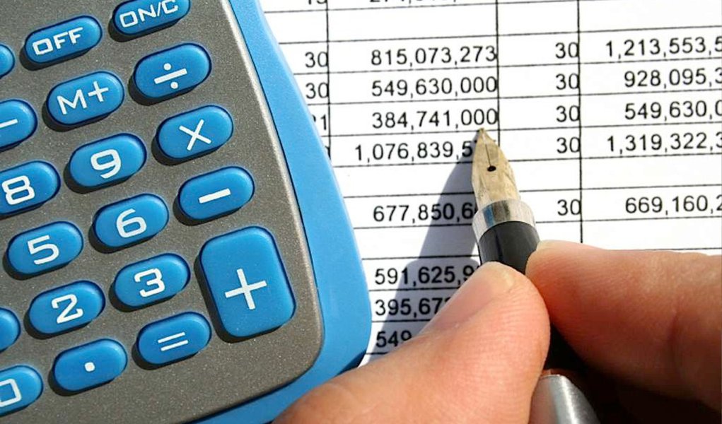 Segundo números divulgados pela Receita Federal, a arrecadação de IOF aumentou em março, e o reajuste dos tributos sobre os combustíveis diminuiu a queda na receita do PIS e da Cofins