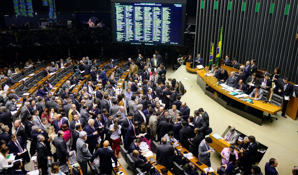 A Câmara dos Deputados aprovou, por 369 votos a 39 e 5 abstenções, nesta quinta (28), a cláusula de desempenho segundo a qual o acesso dos partidos aos recursos do Fundo Partidário e a tempo gratuito de rádio e TV dependerá da eleição de, ao menos, um representante em qualquer das Casas do Congresso Nacional; o partido também deverá ter concorrido com candidatos próprios à eleição para a Câmara