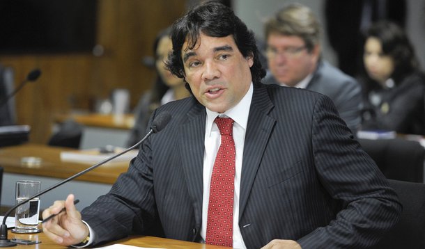Ex-senador Lobão Filho (PMDB) disse que foi o advogado e amigo Márcio Coutinho que pediu para que ele apresentasse os sócios da Diamond Mountain (Montanha de Diamantes em inglês) ao pai Edison Lobão (PMDB), que na época era ministro de Minas e Energia; "Eles não se reuniram com Lobão Filho em nenhum local, muito menos num helicóptero. Nas viagens ao Maranhão, não houve nenhum encontro com o senador Lobão Filho", diz o ex-parlamentar, via assessoria de imprensa; o ex-ministro é citado por ex-funcionários da Diamond como sócio oculto de um fundo da Diamond nas Ilhas Cayman, conhecido paraíso fiscal