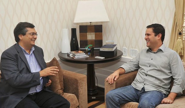 Governador Flávio Dino (PC do B) anunciou que lançará um pacote de medidas em benefício de São Luís ainda em seu primeiro mês de mandato; o conjunto de melhorias, que envolve setores como mobilidade urbana, revitalização do Centro Histórico e saúde, está sendo definido em parceria com a prefeitura a partir de grupos de trabalho com membros duas instâncias governamentais