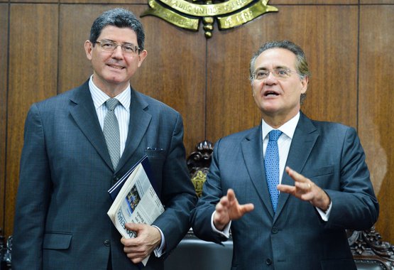 O ministro da Fazenda, Joaquim Levy, contesta a posição do presidente do Congresso, senador Renan Calheiros (PMDB-AL), que passou a defender a independência do Banco Central; segundo Levy, a autoridade monetária já atua de forma autônoma, na prática; ele lembra, ainda, que até mesmo o ex-presidente Fernando Henrique Cardoso se posicionava de forma contrária à ideia; Renan, que prometeu colocar a ideia em discussão, disse que o BC independente seria "o ajuste dos ajustes"