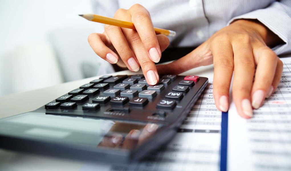 Índice Geral de Preços do Mercado (IGP-M) encerrou abril com alta acumulada em 12 meses de 3,55%; segundo a Fundação Getulio Vargas (Ibre-FGV) a variação serve de base de cálculo em contratos de aluguel; na virada de março para abril, o índice subiu de 0,98% para 1,17%; também houve elevação com maior intensidade sobre o mesmo mês do ano passado quando a taxa oscilou em 0,78%; dois dos três componentes do IGP-M avançaram em abril: o Índice de Preços ao Produtor Amplo (IPA) que passou de 0,92% para 1,41% e o Índice Nacional de Custo da Construção (INCC) com alta equivalente a quase o dobro do constatado em março
