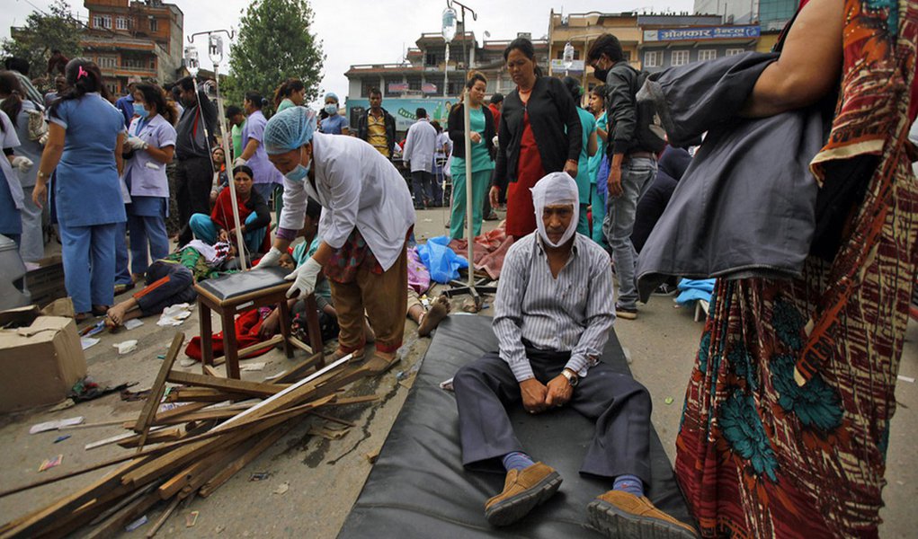 O tremor, com epicentro no noroeste de Katmandu, perto da fronteira com a China, foi registrado a 10 km da superfície. A réplica também foi sentida na Índia; ainda como resultado do terremoto de magnitude 7,8 desse sábado, o Nepal registra mais de 1.900 mortos e 4.700 feridos; este é considerado o tremor mais devastador no montanhoso país asiático em 81 anos; terremoto também provocou avalanches na base do monte Everest, o pico mais alto do mundo. De acordo com a Associação de Montanhismo do Nepal, pelo menos 17 corpos já foram resgatados no campo de base da montanha e há 61 feridos; não há relatos de brasileiros entre as vítimas
