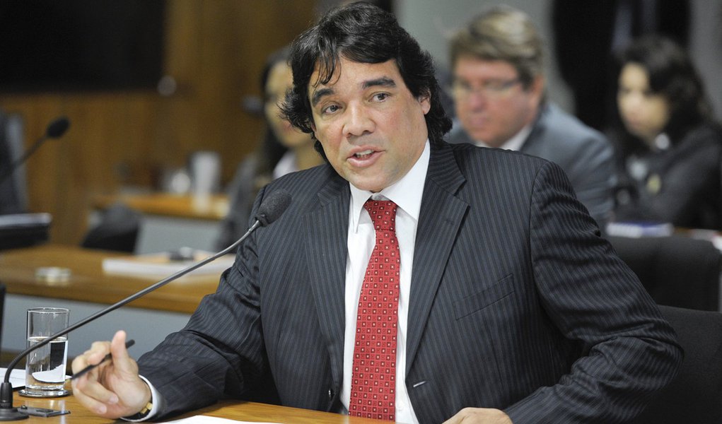 Ex-senador Lobão Filho (PMDB) disse que foi o advogado e amigo Márcio Coutinho que pediu para que ele apresentasse os sócios da Diamond Mountain (Montanha de Diamantes em inglês) ao pai Edison Lobão (PMDB), que na época era ministro de Minas e Energia; "Eles não se reuniram com Lobão Filho em nenhum local, muito menos num helicóptero. Nas viagens ao Maranhão, não houve nenhum encontro com o senador Lobão Filho", diz o ex-parlamentar, via assessoria de imprensa; o ex-ministro é citado por ex-funcionários da Diamond como sócio oculto de um fundo da Diamond nas Ilhas Cayman, conhecido paraíso fiscal