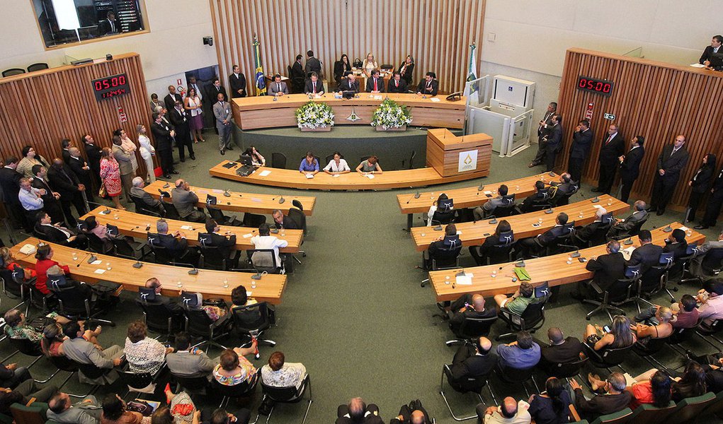 Os deputados distritais terão de explicar à Justiça como e onde gastaram R$ 586.8 mil com combustíveis e lubrificantes no DF, a menor unidade da federação; segundo o Ministério Público, essa despesas é muito alta, ainda mais realizado sem processo licitatório; levando em conta o preço da gasolina atualmente, bem mais cara do que há dois anos, o aporte seria suficiente para comprar 165 mil litros e percorrer 1,6 milhão de quilômetros em um ano meses, o equivalente a 41 voltas na circunferência da Terra