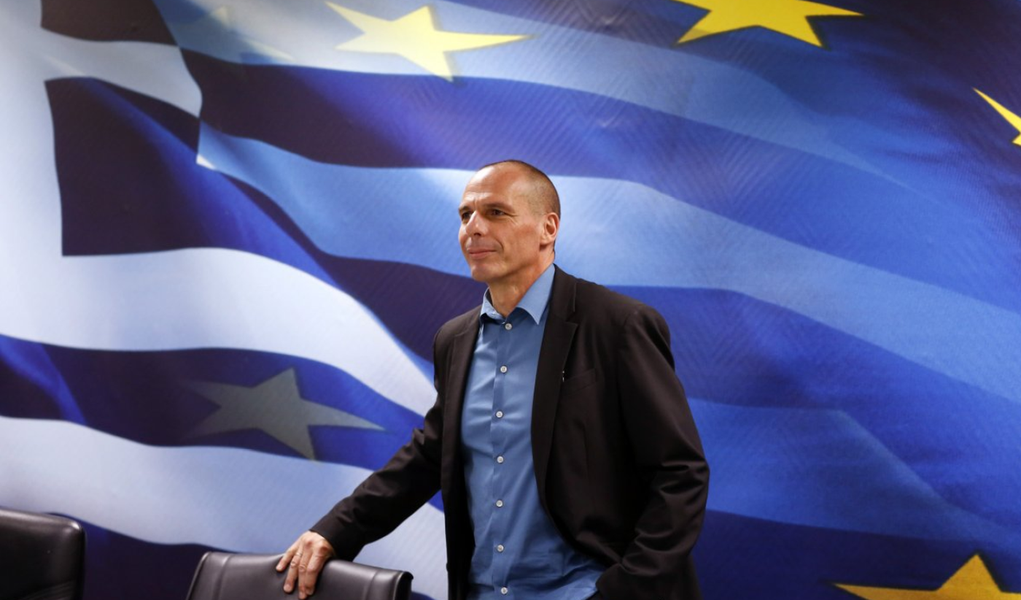 Jornalista Fernando Brito, do Tijolaço, avalia texto produzido pelo ex-ministro das Finanças da Grécia, Yanis Varoufakis, onde esmiúça a "disciplina em relação à necessidade coletiva sem vassalagem" e "sem esconder a origem e a natureza das pressões" que se abateram sobre o país; segundo ele, uma frase dita por Varoufakis reflete bem a luta da Grécia contra as pressões do capital internacional: "a ira dos credores é trunfo que ostento com orgulho"