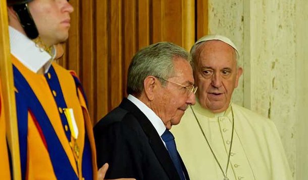 “Se o papa continuar a falar como ele fala, mais cedo ou mais tarde eu vou começar a rezar novamente e retornar à Igreja Católica, e eu não estou brincando", disse o presidente cubano após encontro com Francisco no Vaticano; Raul e Fidel foram batizados como católicos; Francisco deve visitar Cuba e os Estados Unidos em setembro e Raul garantiu que vai a todas as missas do pontífice; cubano reforçou que saiu do encontro com o papa "realmente impressionado com sua sabedoria e sua modéstia"