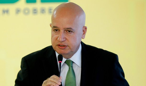 O ministro da Controladoria-Geral da União (CGU), Valdir Simão, disse nesta segunda (8) que as empresas investigadas na Operação Lava Jato podem participar de licitações para área de infraestrutura; de acordo com ele, as empresas só podem ser impedidas de participar de licitações após a conclusão do processo, caso sejam responsabilizadas e punidas; nesta terça (9), o governo deve anunciar o plano de concessões de aeroportos, portos e rodovias à iniciativa privada; “Tecnicamente, atualmente, não há impedimento para as empresas participem de processo licitatório. Somente após a conclusão do processo de responsabilização, e sendo punidas, é que elas seriam impedidas”, disse