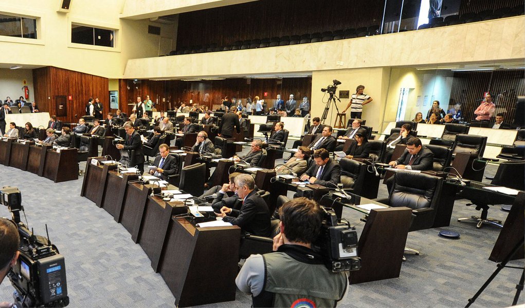 Presidência da CCJ da Alep concedeu vistas a todos os deputados da comissão, para que analisem as 16 emendas apresentadas durante a primeira votação do projeto que altera o custeio do Regime Próprio da Previdência Social dos servidores estaduais – a ParanaPrevidência; sessão extraordinária da CCJ foi convocada para o início da tarde de quarta (29), quando as emendas podem ser votadas