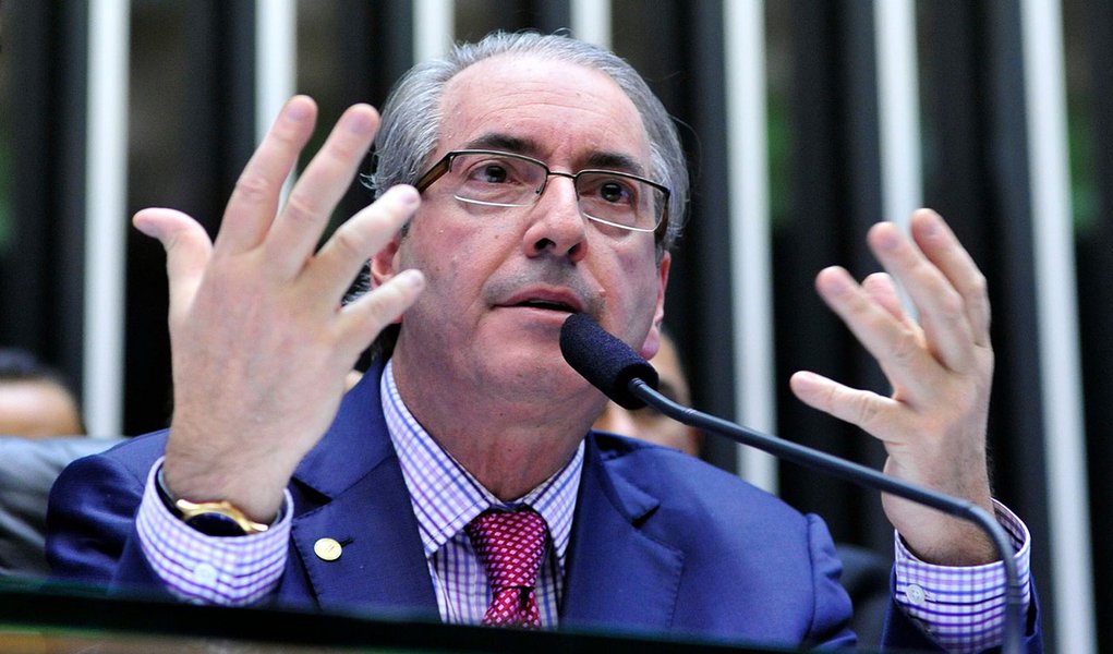 O presidente da Câmara, Eduardo Cunha (PMDB), comentou há pouco a decisão do Plenário de não mudar o sistema eleitoral e manter o modelo atual de eleição para deputados e vereadores; “A Casa definiu que não quer fazer a reforma política. Ela se dissociou da sociedade quando pregou na campanha eleitoral que queria uma reforma política e, quando teve a oportunidade, não se manifestou por nenhum dos modelos”, avaliou o presidente, ao chegar à Câmara nesta terça-feira, 27; sobre a rejeição ao distritão, Cunha classificou como "opção de sobrevivência" dos deputados; "Foi uma reação voluntarista, de opção de sobrevivência pessoal de cada um”