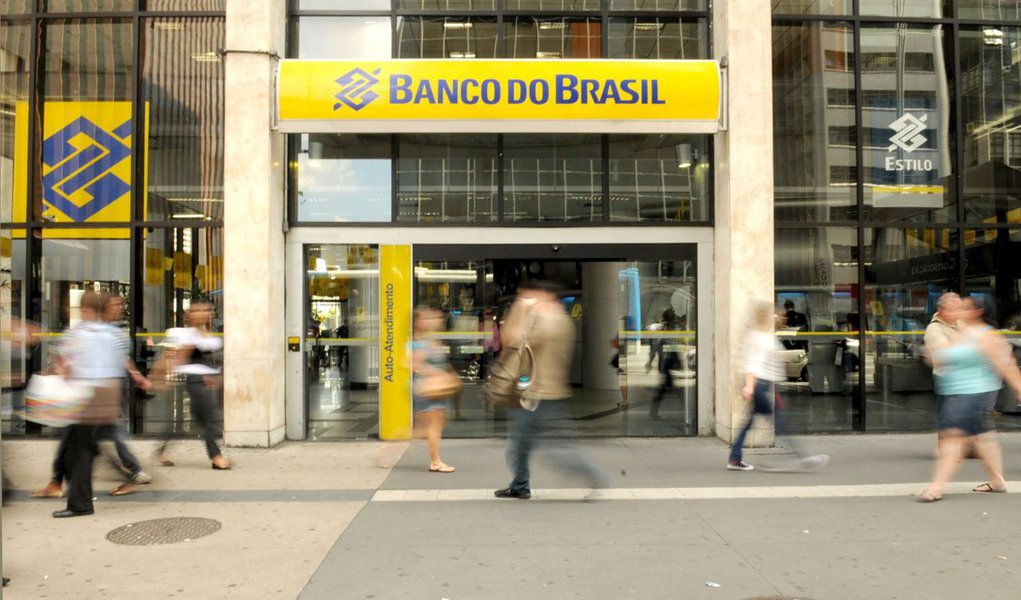 O Banco do Brasil anunciou que disponibilizou mais de 7 bilhões de reais para capital de giro dos produtores rurais; crédito atende principalmente produtos da Política Geral de Preços Mínimos pelo prazo de 120 dias