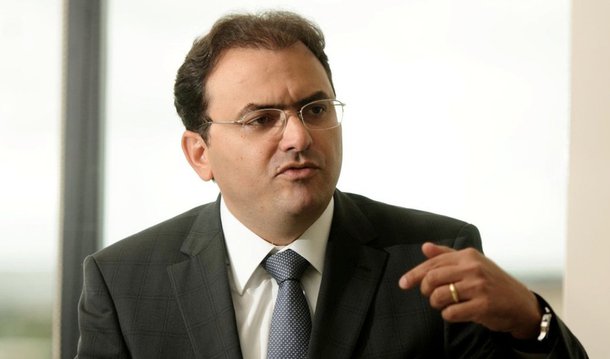 Presidente nacional da Ordem dos Advogados do Brasil (OAB), Marcus Vinicius Furtado Coelho, cobrou um pedido de desculpas por parte da presidente Dilma Rousseff por apresentar, durante a campanha eleitoral, "uma realidade econômica inexistente"; "A presidente Dilma Rousseff necessita pedir desculpas ao Brasil. Ela apresentou na campanha eleitoral uma realidade econômica inexistente. É chegada a hora de revelar esse engano, assumir os equívocos e conclamar a união da sociedade brasileira para a superação da crise ética, política e econômica", disse 