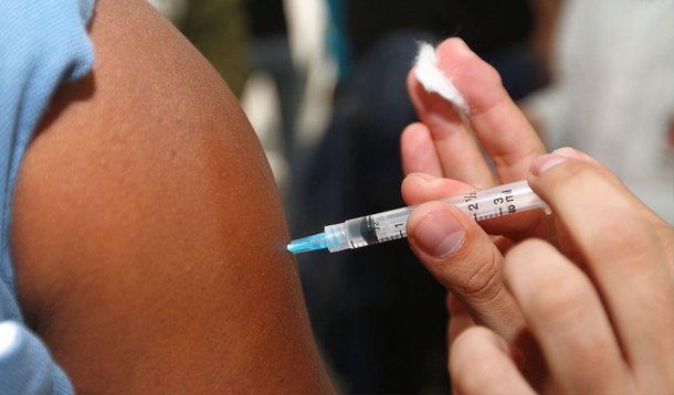 A Secretaria de Estado de Saúde do Rio de Janeiro encerrou a campanha de vacinação, mas na capital fluminense continua até o dia 12; dados do município indicam que até quarta-feira (3), foram imunizados 78,5% da população alvo: idosos, gestantes, crianças de 6 meses a 4 anos, mulheres no período de até 45 dias após o parto, doentes crônicos e profissionais de saúde; segundo o órgão, o percentual chegou perto da meta de 80%, que significam cerca de 1,2 milhão de pessoas