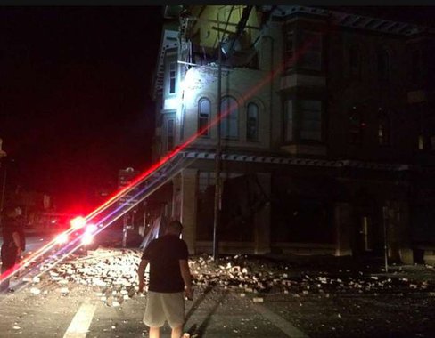 Um terremoto de 6,0 de magnitude sacudiu a área da Baía de San Francisco, nos Estados Unidos, na manhã deste domingo, ferindo seriamente duas pessoas, danificando prédios históricos, causando incêndios em algumas casas e falta de energia na região de Napa