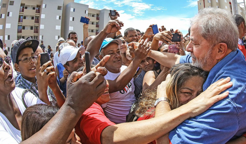 Texto publicado no blog Beyond Brics, do jornal britânico Financial Times, comenta os boatos (negados) sobre a volta do câncer do ex-presidente e avalia que os brasileiros esperam o retorno do petista para "salvar" o Brasil; além disso, fixação por Lula indica falta de uma nova liderança convincente dentro do PT