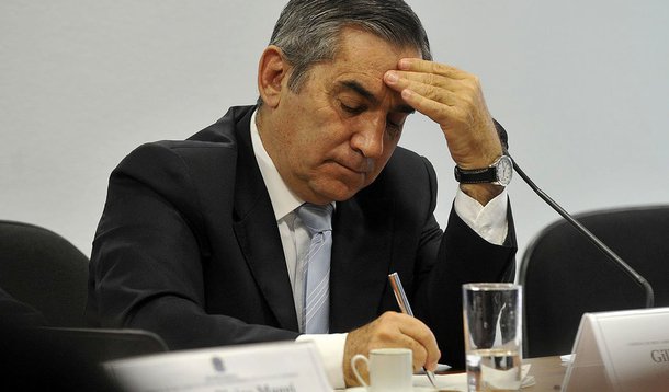 Jornalista Valdo Cruz diz que aliados da presidente Dilma Rousseff querem o ministro da Secretaria-Geral, Gilberto Carvalho, fora do governo; ele desagradou o PT ao negar que os xingamentos contra Dilma na abertura da Copa vinham só da “elite branca”; colunista insinua que ele não foi convidado para o balanço vitorioso do governo sobre a organização da Copa