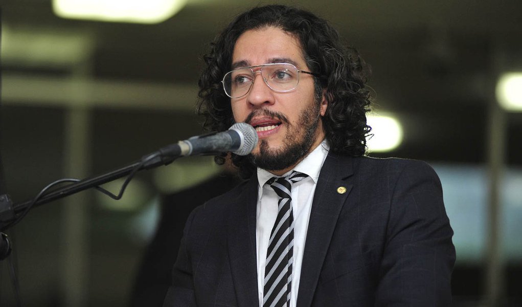 Deputado pelo PSOL do Rio afirma que, "ao insistir numa candidatura própria mesmo percebendo o antipetismo, o PT jogou a presidência da Câmara no colo de seu inimigo íntimo" e agora a presidente Dilma "passa a uma situação difícil", com a perda do apoio das esquerdas e o "enfrentamento de uma oposição de direita ressentida e revanchista"