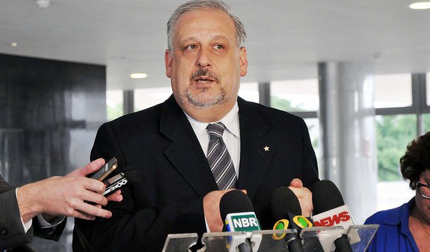 Modelo seria o mesmo usado em Portugal, onde o órgão de regulação tem poder para aplicar medidas administrativas, como multas ou advertências, a meios de comunicação em casos de denúncias de desvios éticos; regulamentação está a cargo do ministro Ricardo Berzoini, das Comunicações