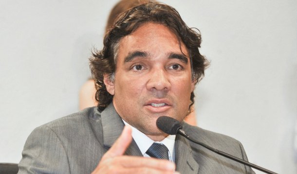 Suplente de senador, Lobão Filho (PMDB) ainda não desistiu de concorrer a mais uma eleição; de acordo com fontes próximas a ao peemedebista, ele tem dito que ainda não sabe se disputará a Prefeitura de São Luís em 2016; "Nem sim, nem não. Ainda está refletindo. A eleição é só no próximo ano, muito ainda vai ser discutido", revelou uma fonte 