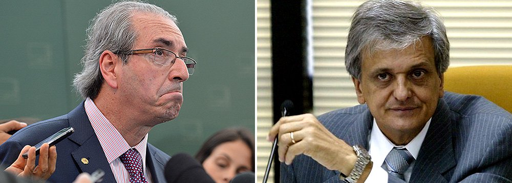 O presidente da Câmara, deputado federal Eduardo Cunha (PMDB-RJ), deverá contratar o ex-procurador-Geral da República Antonio Fernando Souza para atuar em sua defesa quanto ao pedido de investigação feito contra ele e diversos outros parlamentares por conta da Operação Lava Jato; o ex-procurador-Geral abriu 141 inquéritos quando esteve à frente da PGR, o triplo da média dos antecessores, e a sua atuação foi decisiva para levar adiante a Ação Penal 470, mais conhecida como "escândalo do mensalão"
