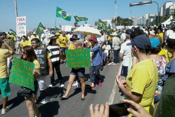 Uma equipe da TV Globo foi expulsa do protesto contra o governo federal na orla de Copacabana, neste domingo; após gritos de "Fora Globo" puxados pelo carro de som do Revoltados Online e do Movimento Vem Pra Rua, os profissionais da emissora carioca quase foram agredidos por manifestantes; repórter Paulo Renato Soares e outros quatro profissionais da Globo acabaram impedidos de realizar seu trabalho e deixaram o local sob escolta de policiais militares