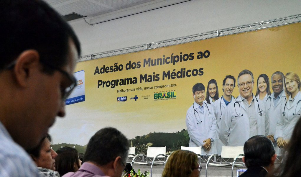 O Conselho Federal de Medicina cobrou nesta quarta-feira, 18, investigação de denúncia de que o governo brasileiro teria criado o programa Mais Médicos para beneficiar o governo de Cuba, veiculada pelo Jornal da Band nessa terça-feira, 17; "CFM reafirma sua posição crítica com respeito ao Programa Mais Médicos por entender que se trata de iniciativa com evidente intenção política, visando o êxito eleitoral em curto prazo e em detrimento de legítimos e relevantes interesses sociais", completou. 