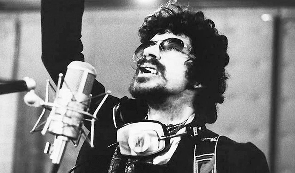 Exatamente 25 anos após a morte do pai do rock brasileiro, foi divulgado um áudio em que ele conta detalhes das torturas que sofreu durante três dias no ano de 1974; Raul relatou, entre outras coisas, que ficou em um local subterrâneo, com limo, que apanhou e levou choques "em lugares particulares"; do local da prisão, ele também conta que foi levado a um aeroporto e mandado para os Estados Unidos; só voltou ao Brasil porque o LP Gita se tornou um sucesso