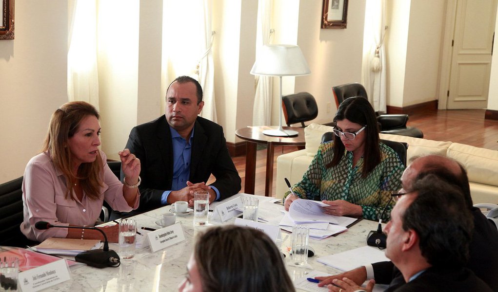 Em reunião com representantes do Comitê Gestor de Ações Integradas, foi aprovado o Regimento do Conselho Penitenciário, ratificado por MP assinada pela governadora Roseana Sarney (PMDB); até o final deste ano, serão abertas, em todo o Maranhão, mais de 2.200 novas vagas com construções, reformas e ampliações de presídios; também entrará em funcionamento na Região Metropolitana, até meados de agosto, o Sistema de Monitoramento Eletrônico, que disponibilizará, de imediato, 400 tornozeleiras ao Poder Judiciário