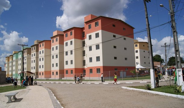 Uma milícia desarticulada pela Polícia Civil e pelo Ministério Público controlava pelo menos seis condomínios construídos pelo programa de habitação do governo federal Minha Casa, Minha Vida, na zona oeste da cidade do Rio de Janeiro; de acordo com o delegado responsável pela investigação, Alexandre Capote, o controle do grupo se estendia a 1.600 unidades habitacionais, atingindo cerca de 5 mil pessoas