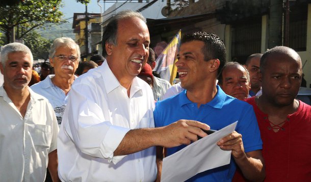 O candidato à reeleição ao governo do Rio pelo PMDB, Luiz Fernando Pezão, quer um Código Penal mais rigoroso para o Estado do Rio de Janeiro;"A gente não pode ter o mesmo Código Penal no Rio de Janeiro assim como temos em Rondônia, em Roraima e no Acre. Assim como não podemos ter o Código Florestal da Amazônia aqui no Rio de Janeiro", comparou; sobre as críticas de desvios de conduta de policiais, Pezão se defendeu dizendo que cerca de mil agentes já foram afastados da corporação; "Se tem um governo que cortou na carne, foi o nosso", afirmou