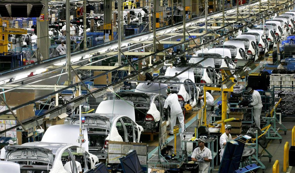 Metalúrgicos decidiram aceitar o plano de layoff apresentado pela montadora, pelo qual ficam em casa por cinco meses, mas continuam recebendo salário; parte do vencimento (R$ 1.300,00) será paga pelo governo federal e o restante pela GM; entretanto, os 930 funcionários serão obrigados a fazer cursos de qualificação promovidos pelo Fundo de Amparo ao Trabalhador (FAT)