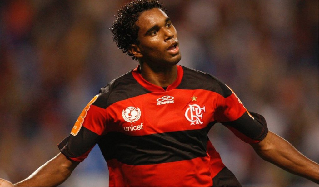 O jogador do Flamengo Luiz Antônio de Souza Soares, conhecido como Luiz Antônio, e seu pai, Luiz Francisco Soares, devem ser ouvidos nos próximos dias na Delegacia de Repressão às Ações Criminosas Organizadas e Inquéritos Especiais sobre o suposto envolvimento com milicianos da chamada Liga da Justiça, que atua na zona oeste do Rio