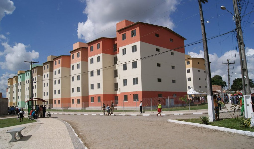 Uma milícia desarticulada pela Polícia Civil e pelo Ministério Público controlava pelo menos seis condomínios construídos pelo programa de habitação do governo federal Minha Casa, Minha Vida, na zona oeste da cidade do Rio de Janeiro; de acordo com o delegado responsável pela investigação, Alexandre Capote, o controle do grupo se estendia a 1.600 unidades habitacionais, atingindo cerca de 5 mil pessoas