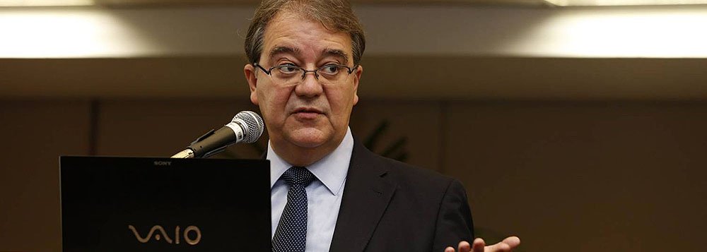 Diretor de Pesquisas Macroeconômicas do Bradesco, Octavio de Barros, destacou o cenário macroeconômico brasileiro "em um ambiente de incipiente recuperação global": "A dinâmica do comercio mundial está sugerindo um crescimento do PIB mundial aquém do que as agências de classificação sugerem"; segundo ele, o banco aposta que 2015 será semelhante a 2003, que teve "um primeiro semestre de ajustes e reformas e um segundo semestre de recuperação da confiança"