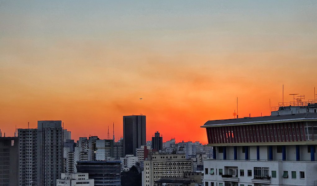 Segundo estudo da Climatempo, entre outubro deste ano e março de 2015, as precipitações no sistema Cantareira, que opera com volume morto, poderão ser até 20% inferiores aos últimos dois anos; com isso, reservatório ficaria só com 12% de sua capacidade no fim de março do ano que vem, quando começa a estiagem de inverno 