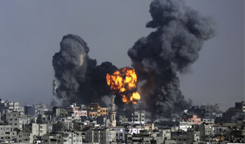 Movimento islâmico Hamas, que controla a Faixa de Gaza, aceitou uma trégua humanitária de 12 horas, neste sábado (26), proposta pelos Estados Unidos, pelo Egito e pela ONU; breve trégua, que começará às 7h, no horário local também foi aceita pelo governo de Israel; desde o início da ofensiva de Israel contra Gaza, há 18 dias, quase 900 pessoas morreram, das quais 800 palestinos