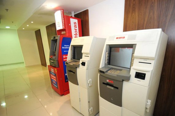 Em comunicado ao mercado, o Banco do Brasil (BB), em conjunto com Bradesco, Caixa, Citibank, HSBC, Itaú Unibanco e Santander, informa que assinou acordo para substituírem seus caixas que ficam fora de agências bancárias por terminais de autoatendimento da Rede Banco 24 horas