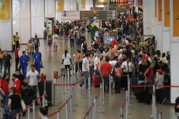 Com reajuste de 6,52%, as tarifas de embarque agora serão de R$17,68 para voos domésticos e R$31,29 para voos internacionais. A tarifa de conexão será de R$8,14, tanto para voos domésticos quanto para os internacionais. Os novos tetos tarifários entram em vigor em 30 dias