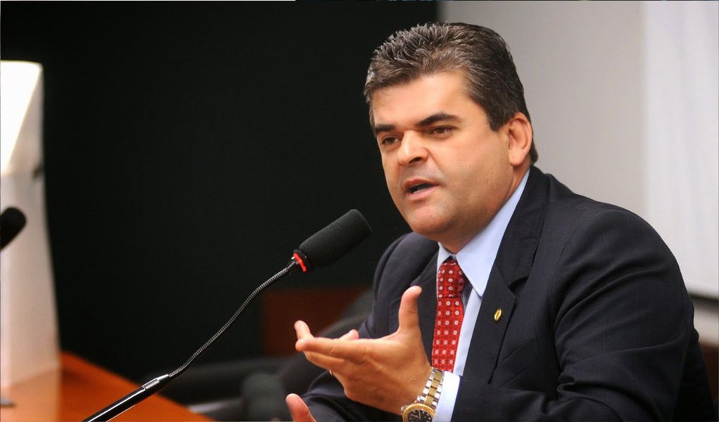 O deputado e ex-prefeito de Duque de Caxias, na Baixada Fluminense, Washington Reis (PMDB/RJ), investigado pelo MPF por supostas fraudes em licitações, foi um dos alvos da operação da PF; os agentes, que cumprem mandados de busca e apreensão expedidos pelo STF na Baixada, em Brasília e em dois municípios no interior do Rio, apreenderam documentos na casa do parlamentar; candidato à reeleição, o peemedebista negou as acusações e atribuiu as denúncias aos seus adversários políticos
